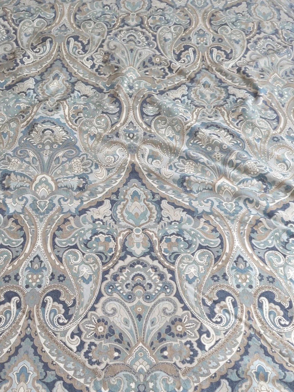 Pottery Barn MacKenna Paisley Queen Size Duvet Cover And 2 English Shams Set.